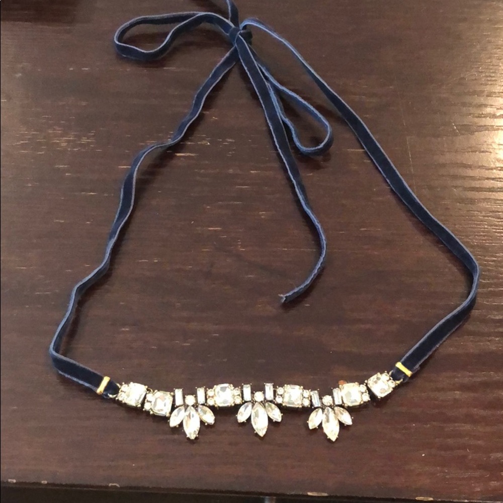 Boutique Necklace with Stones and Velvet Tie